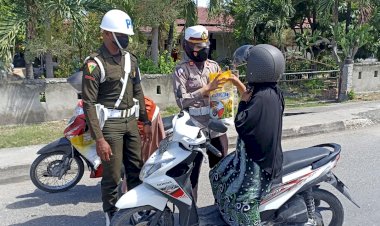 Hari-Ke-8-Ops-Zebra-Turangga-2022,-Kasat-Lantas-Sumba-Timur-Beri-Apresiasi-Kepada-Pengendara-Yang-Taat-Berlalulintas