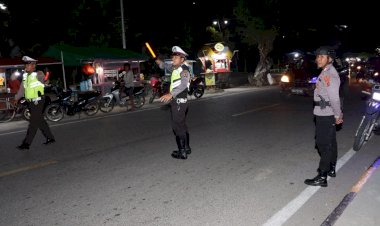 Ramai---Ramai-Turun-Ke-Jalan,-Polres-Sumba-Timur-Beri-Rasa-Aman-Di-Jam-Jam-Sibuk