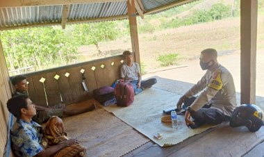 Lewat-Sambang,-Bhabin-Hanggaroru-Jalin-Kedekatan-Dengan-Warga