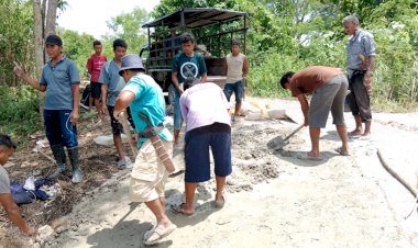 Peduli-Laka-Lantas,-Kapolsek-Tabundung-Gandeng-Warga-Banggawatu-Lakukan-Swadaya