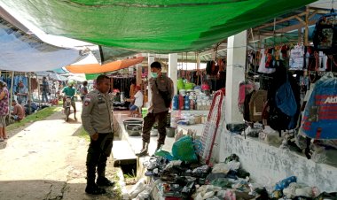 Jaga-Kamtibmas,-Polsek-Umalulu-Patroli-di-Pasar-Mingguan