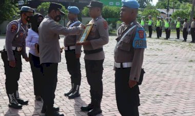 Kapolres-Sumba-Timur-Pimpin-Upacara-PTDH-In-Absentia