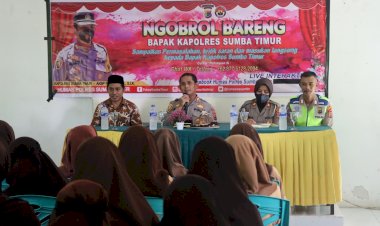 Kapolres-Sumba-Timur-AKBP-Fajar-Ngobrol-Bareng-Siswa-MAS-Waingapu