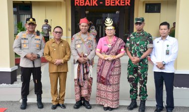 Kunjungan-Kerja-di-Polres-Kupang,-Kapolda-NTT-dan-Ketua-Bhayangkari-Daerah-dikenakan-Pakaian-Adat-Khas-Amarasi.