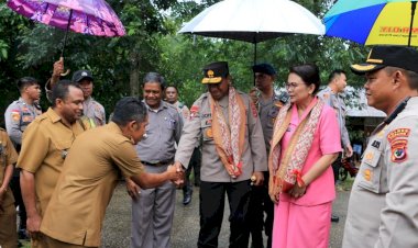 Kapolda-NTT-Irjen-Pol-Drs.-Johni-Asadoma,-M.Hum-dan-Ketua-Bhayangkari-Daerah-NTT-Ny.-Vera-Johni-Asadoma-berkunjung-ke-kediaman-Nono-sang-juara-dunia-Matematika