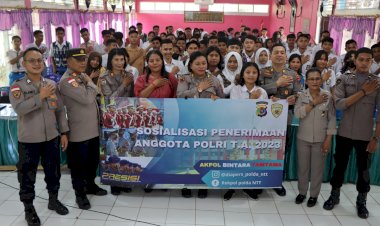 Tim-Biro-SDM-Polda-NTT-Lakukan-Sosialisasi-Penerimaan-Anggota-Polri-di-SMA-N.-1-Waingapu.