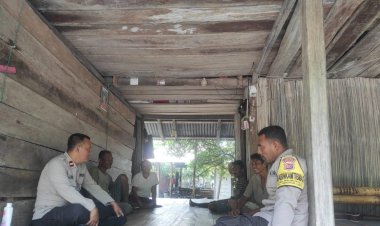 Turun-Ke-Dusun,-Kapolsek-Pahunga-Lodu-Gelar-Jumat-Curhat-Bersama-Warga