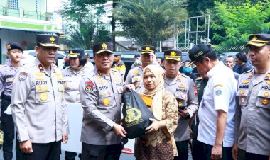 Ribuan-Paket-Sembako-dari-Kapolri-Disebar-ke-Masyarakat-di-Slum-Area-Jaksel