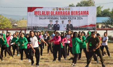 Jaga-Sinergitas,-TNI-Polri-Laksanakan-Olah-Raga-Bersama-Di-Lapangan-Pahlawan-Waingapu.