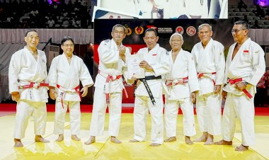 Sabuk-Hitam-Judo-Bagi-Kapolri,-Hadiah-Lain-Kala-Hari-Bhayangkara-Ke-77