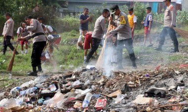 Polres-Sumba-Timur-Gandeng-TNI,-Masyarakat-dan-Kaum-Milenial-Gotong-Royong-Bersihkan-Pasar