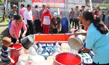Polri-Salurkan-Bantuan-Air-Bersih-Atasi-Kekeringan-di-Grobogan