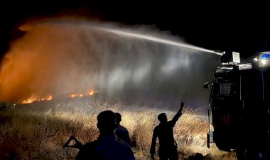 Mobil-Rantis-Water-Canon-Polres-Sumba-Timur-Bantu--Padamkan-Kebakaran-Lahan