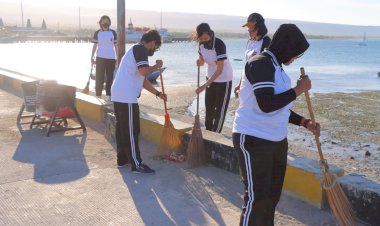 Peduli-Lingkungan,-Polwan-Polres-Sumba-Timur-Bersihkan-Sampah