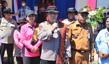 Kapolri-dan-Ketua-Umum-Bhayangkari-Tinjau-Bakti-Kesehatan-Polri-Presisi-di-Pulau-Palue-NTT