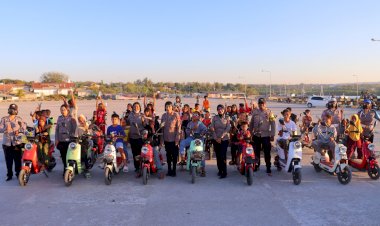 Temui-Komunitas-Sepeda-Listrik,-Polwan-Sumba-Timur-Bagikan-Coklat