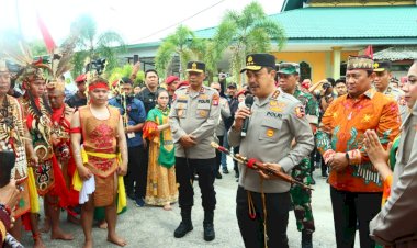 Disaksikan-Ribuan-Masyarakat,-Wakapolri-Dianugerahi-Warga-Kehormatan-Dayak-Kalteng-Dan-Bagikan-5.000-Paket-Bansos