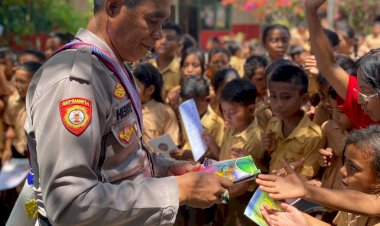 Peduli-Budaya-Literasi,-Polres-Sumba-Timur-Datangi-Beberapa-Sekolah.