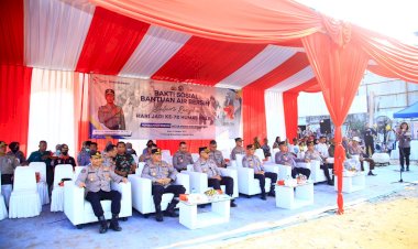 Hari-Jadi-Ke-72-Humas-Polri-Dirayakan-Dengan-Berbagi-Air-Bersih