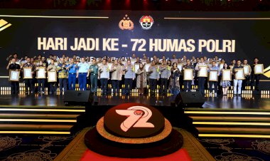 Dua-Hadiah-Untuk-Divisi-Humas-Polri-Dari-Kapolri.