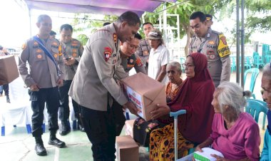 Kapolda-NTT-Berikan-Bantuan-Sosial-kepada-100-KK-di-Kecamatan-Kota-Waingapu.