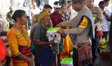 Kapolda-NTT-Bagikan-Ratusan-Sembako-kepada-Masyarakat-Desa-Kadi-Pada,-Sumba-Barat-Daya.