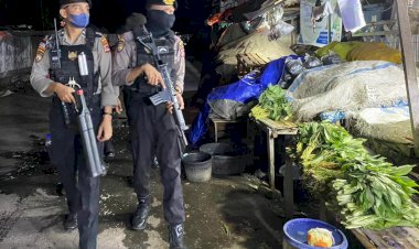 Kasat-Samapta-Polres-Sumba-Timur-Pimpin-Anggota-Patroli-Jalan-Kaki-Cipta-Kondisi-Jelang-Pemilu-2024