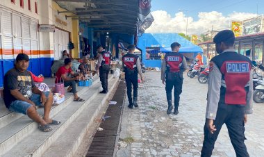 Datangi-Pasar-Matawai,-Satuan-Samapta-Polres-Sumba-Timur-Ajak-Masyarakat-Jaga-Kamtibmas-Dan-Keselamatan-Beraktifitas