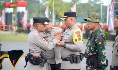 Kapolri-Beri-Penghargaan-Pin-Emas-Kepada-Prajurit-TNI-dan-Anggota-Polri-yang-tergabung-dalam-Satgas-Operasi-Damai-Cartenz-2023
