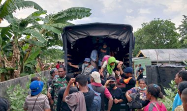 Tim-SAR-Brimob-Polda-NTT-Evakuasi-Warga-Korban-Erupsi-Gunung-Lewotobi-di-Desa-Riang-Rita.