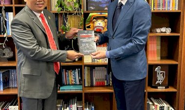 Buku-Karya-Irjen-Dedi-Prasetyo-Diserahkan-ke-Para-Dubes,-Ini-Tujuannya