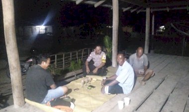 Bhabinkamtibmas-Desa-Wanga-Sampaikan-Pesan-Kamtibmas-Saat-Lakukan-Sambang.