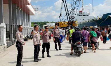 H-+2-Lebaran,-Kapolres-Sumba-Timur-Pantau-Arus-Balik-Di-Pelabuhan-Nusantara-Waingapu.