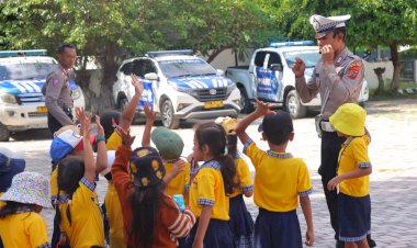 Terima-Kunjungan-TK-Charis-Nacional-Academy-Sumba,-Sat.-Lantas-Polres-Sumba-Timur-Tanamkan-Displin-Lalu-Lintas-Sejak-Dini.