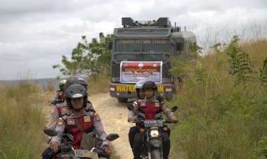 Gunakan-Rantis-AWC,-Polres-Sumba-Timur-Lakukan-Pembagian-Air-Bersih-Jelang-HUT-Bhayangkara-Ke-78.