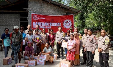Gunakan-Sepeda-Motor,-Kapolres-Sumba-Timur-Pimpin-Giat-Bansos-Di-2-Kecamatan.