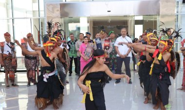 Sapaan-Adat-“Taunguli”-Sambut-AKBP-E.-Jacky-T.-Umbu-Kaledi-Tiba-Di-Sumba-Timur.
