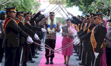 Tradisi-Pedang-Pora-Sambut-AKBP-E.-Jacky-T.-Umbu-Kaledi-Di-Mako-Polres-Sumba-Timur.