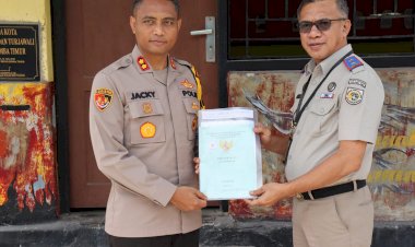 Kepala-Kantor-ATR-BPN-Sumba-Timur-Serahkan-Sertifikat-Tanah-Aset-Polri-Di-Polres-Sumba-Timur.