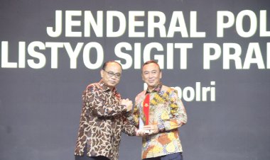 Kapolri-Raih-Penghargaan-Extraordinary-Dedication-of-Patriotism.