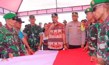 Bendera-Merah-Putih-Sepanjang-340-Meter-Diarak-Melintasi-Kota-Waingapu.