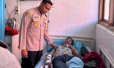 Kapolres-Sumba-Timur-Jenguk-Korban-Kecelakaan-di-RSUD-Umbu-Rara-Meha.