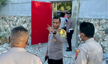 Pastikan-Keamanan-Kegiatan,-AKBP-E.-Jacky-Cek-Pintu-Emergency-Lapangan-Prailiu.