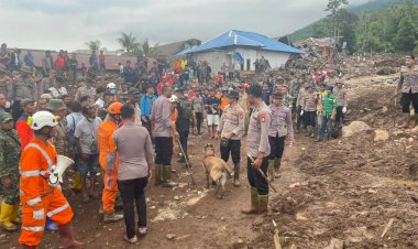 Polri-Kerahkan-102-Personel-dan-Satu-Anjing-K9-Cari-Korban-Longsor-di-Kelurahan-Rua,-Ternate.