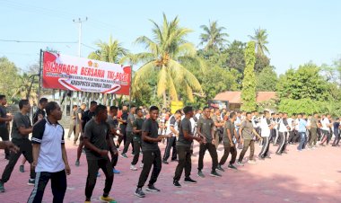 Ada-Polisi-Dan-Tentara-Di-Mako-Polres-Sumba-Timur,-Tenyata-Ini-Yang-Dilakukan