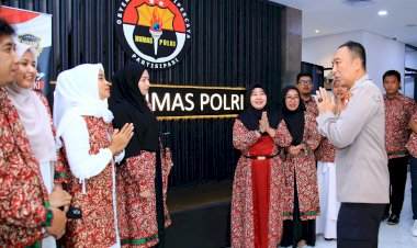 Jelang-HUT-Humas-Polri,-Irjen-Pol-Sandi-Berangkatkan-Anggotanya-Umroh