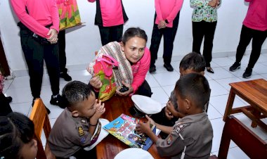 Kunjungan-Ibu-Ketua-Umum-Bhayangkari-Ny.-Juliati-Sigit-Prabowo-di-TK-Kemala-Bhayangkari-02-Soe,-TTS