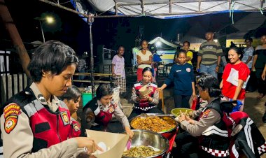 Kepedulian-Personel-Polres-Flores-Timur-dan-BKO-Polda-NTT-di-Tengah-Kepanikan-Pengungsian-Akibat-Erupsi-Gunung-Lewotobi