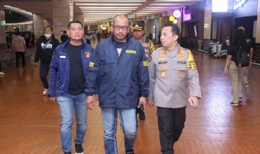 2-Pelaku-Kasus-Judi-Online-Libatkan-Pegawai-Komdigi-Tiba-di-Bandara-Soetta