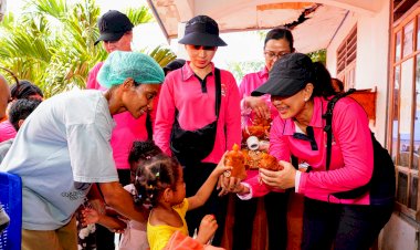 Ketum-Bhayangkari-Juliati-Sigit-Prabowo-Tinjau-Dua-Posko-Pengungsian-Bencana-Erupsi-Gunung-Lewotobi